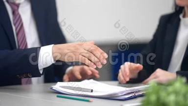 时尚商务人士握手<strong>签约</strong>协议享受合作特写